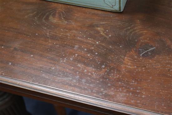 An Edwardian mahogany extending dining table W.190cm